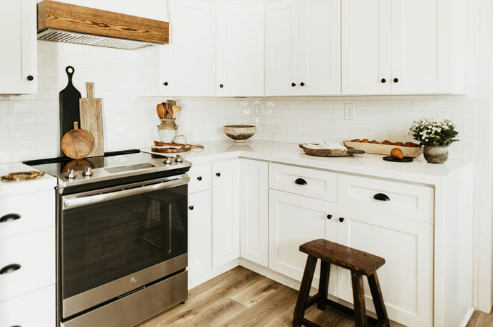 White Kitchen Cabinets: A Modern Farmstyle Look